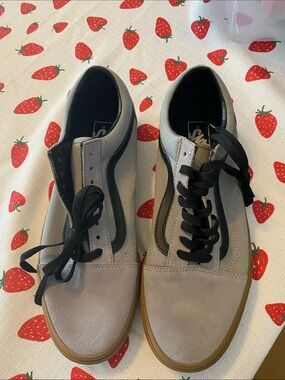 Vans Men's Low-Top Sneakers in Light Gray, Black & Gum